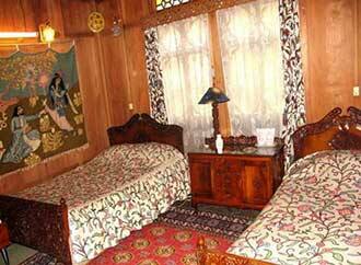 Houseboat Heaven of Kashmir, Srinagar 4